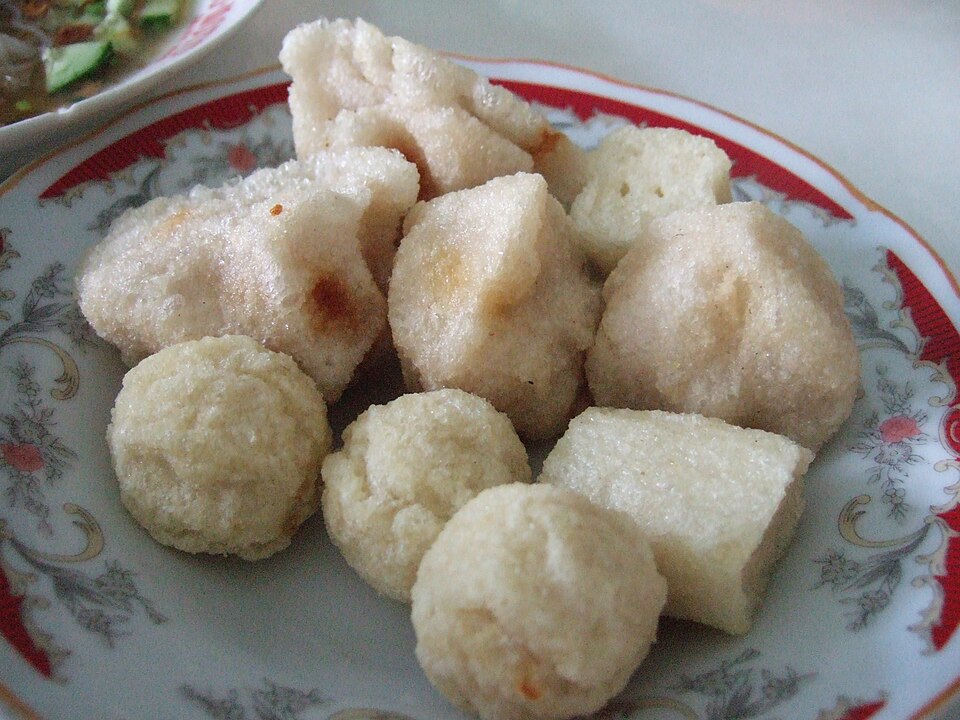 Pempek Palembang goreng renyah dengan cuko khas